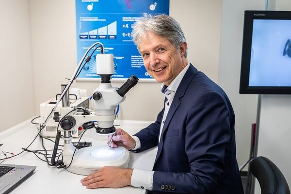 Wissenschaftler im Labor untersucht Probe mit Mikroskop für Forschung und Innovation.